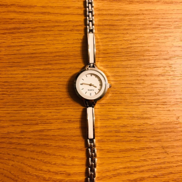 Silver white bracelet watch - Picture 2 of 4